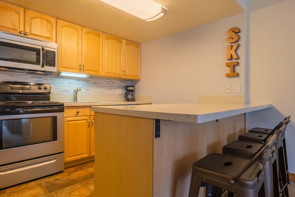 Comfortable Cozy Condo - Short Walk to American Eagle Lift - SH402 by RedAwning