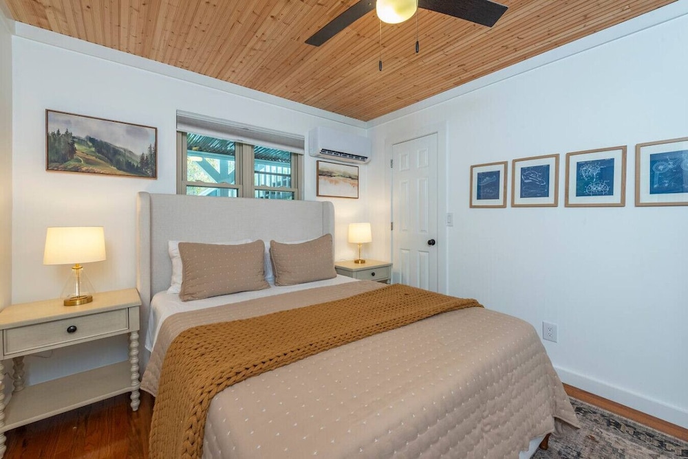 Riverside Bliss Mountain Views Cozy Fires