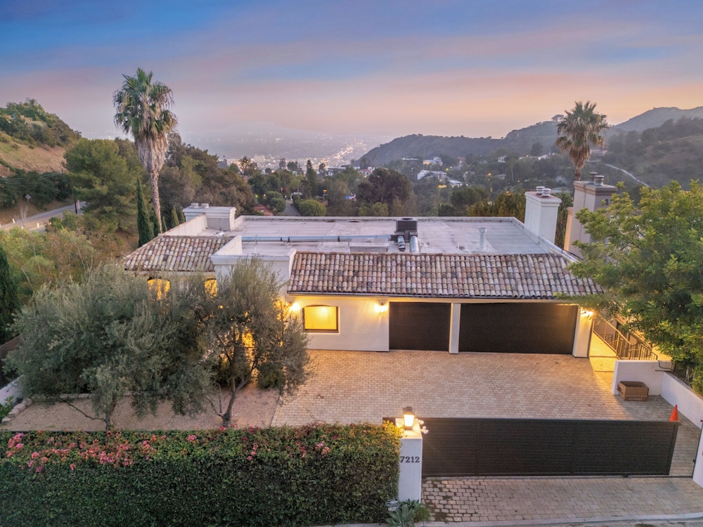Villa Solea - Mulholland Retreat w/ Pool, Spa & Iconic LA Views