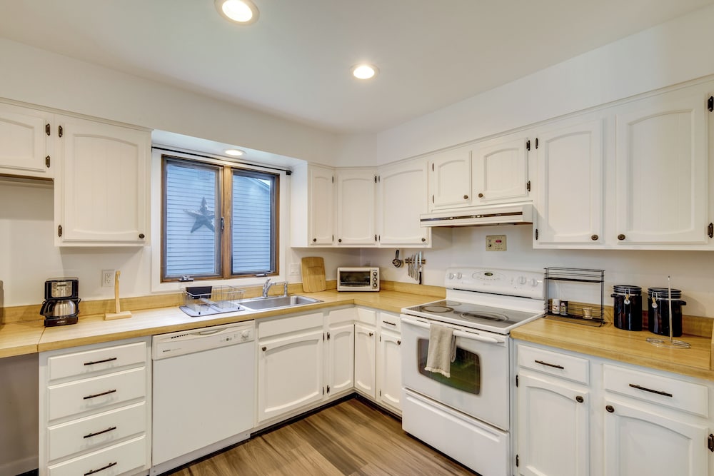 1 Mi to Freer Field: Ashland Home w/ Yard!
