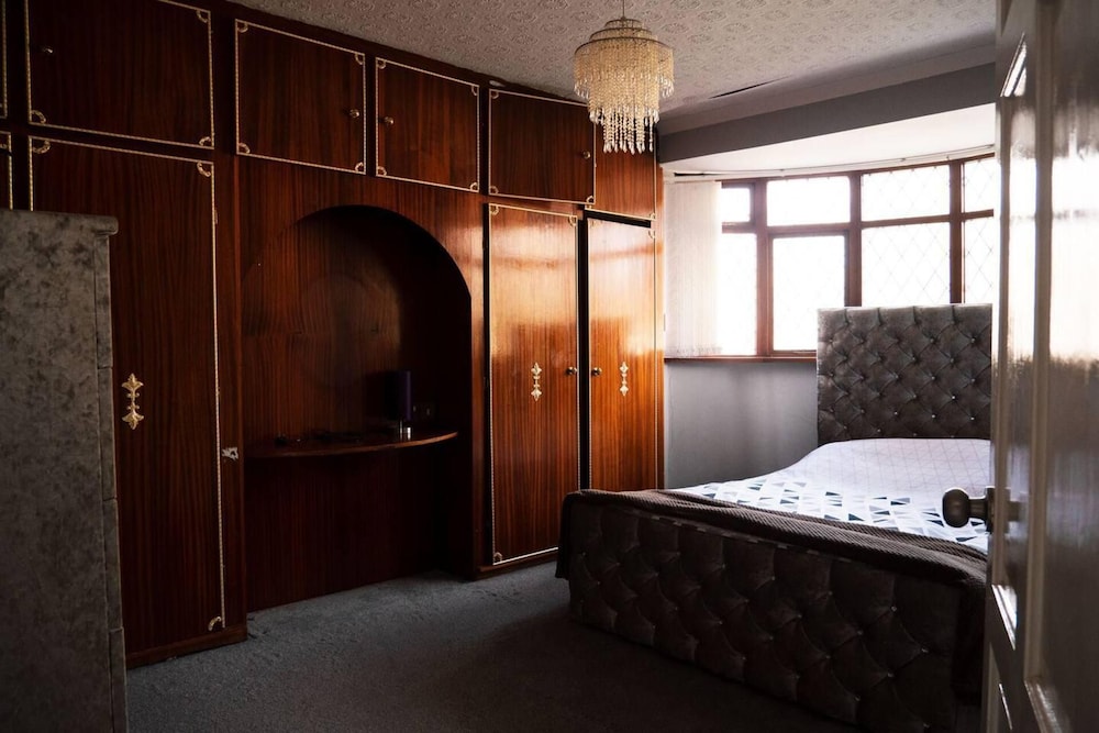 Captivating 3-bed House in Birmingham view 2