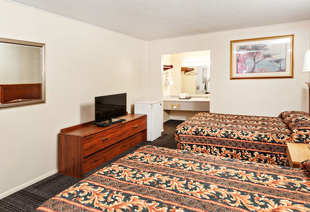 Red Carpet Inn - Louisville