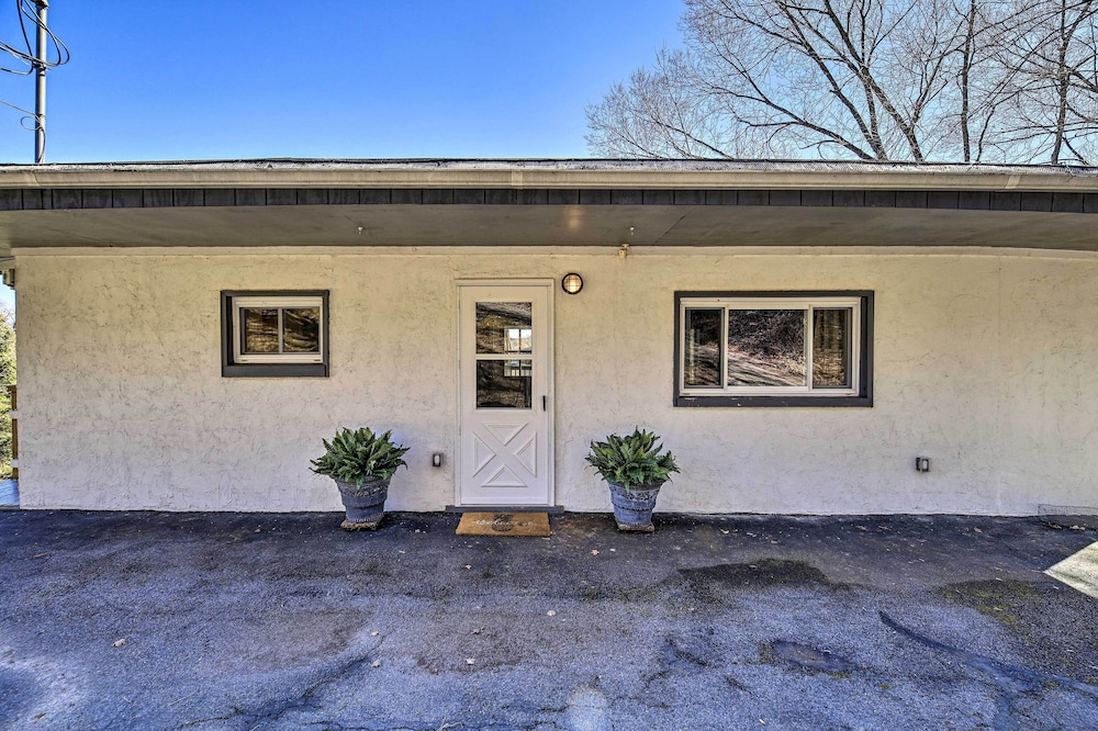 Kingsport 'boone Lake Hideaway' w/ Deck & Views!