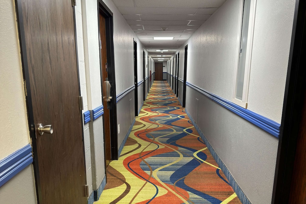 St Cloud Vacations - Econo Lodge - Property Image 2