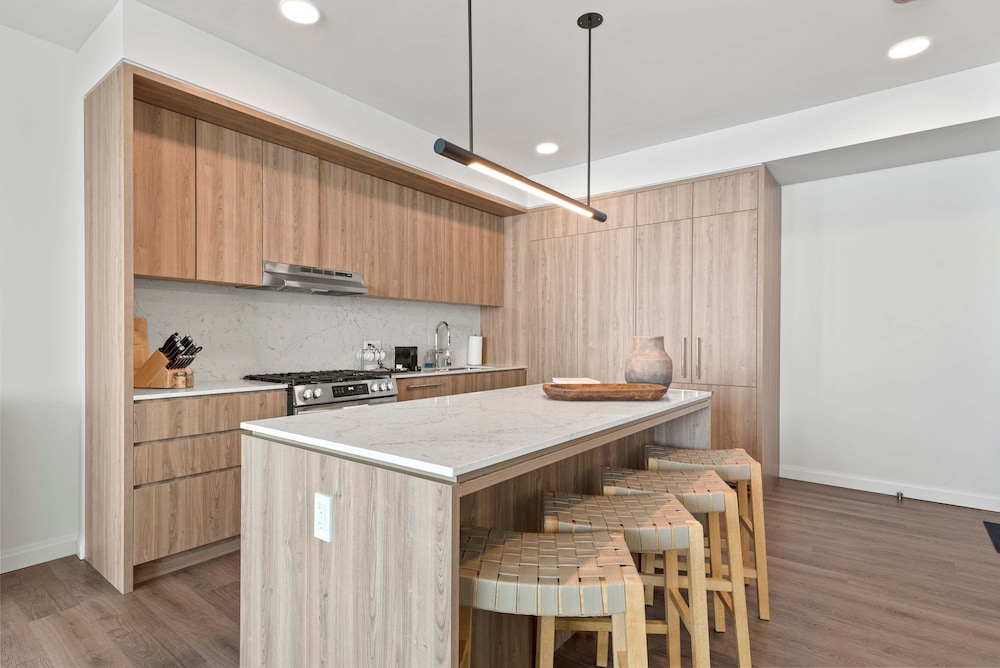 High-rise 65 Fl Apt w Lux Amenities Lake Views