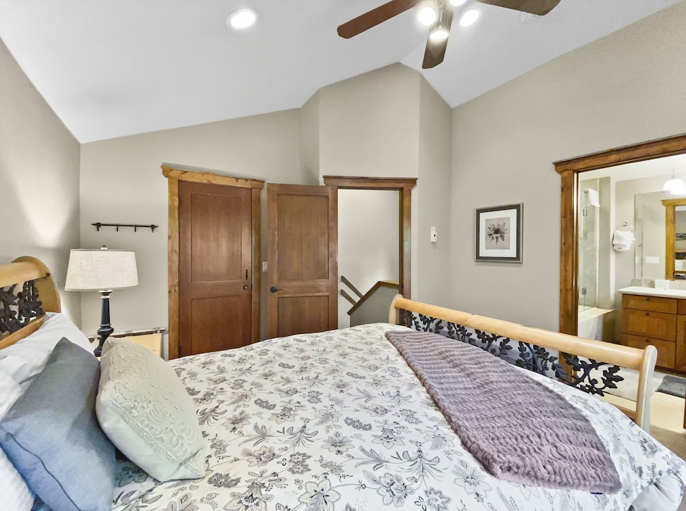 Ridge Street Chalet B 2 Bedroom Townhouse by RedAwning view 4