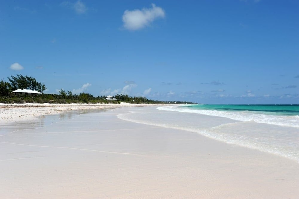 Hohum - Private Beachfront House On Exclusive Windermere 3 Bedroom Home