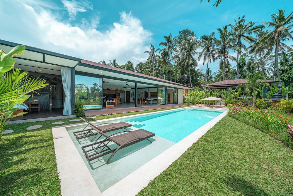 Xanadu - 5BR Ubud Designer Villa, Pool with Rice Fields Views