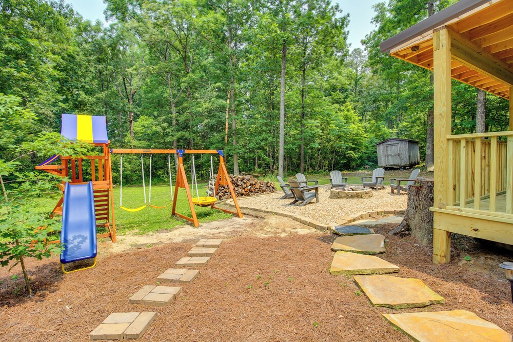 13 Mi to Guntersville Lake: Henagar Gem w/ Hot Tub