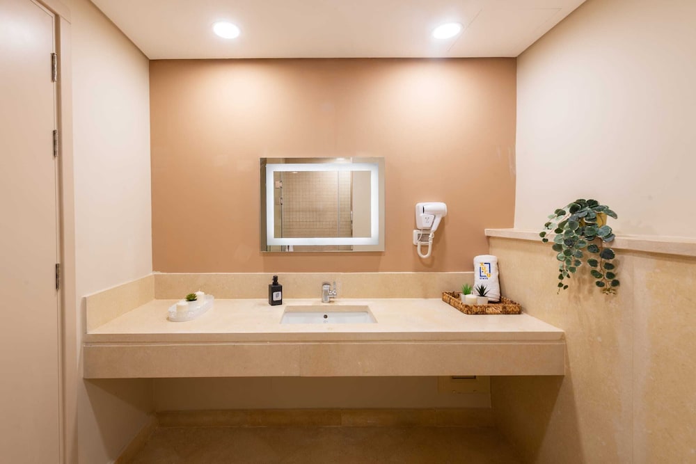 Xuru Stays I Homestyle 3BR Penthouse Pool & Beach View