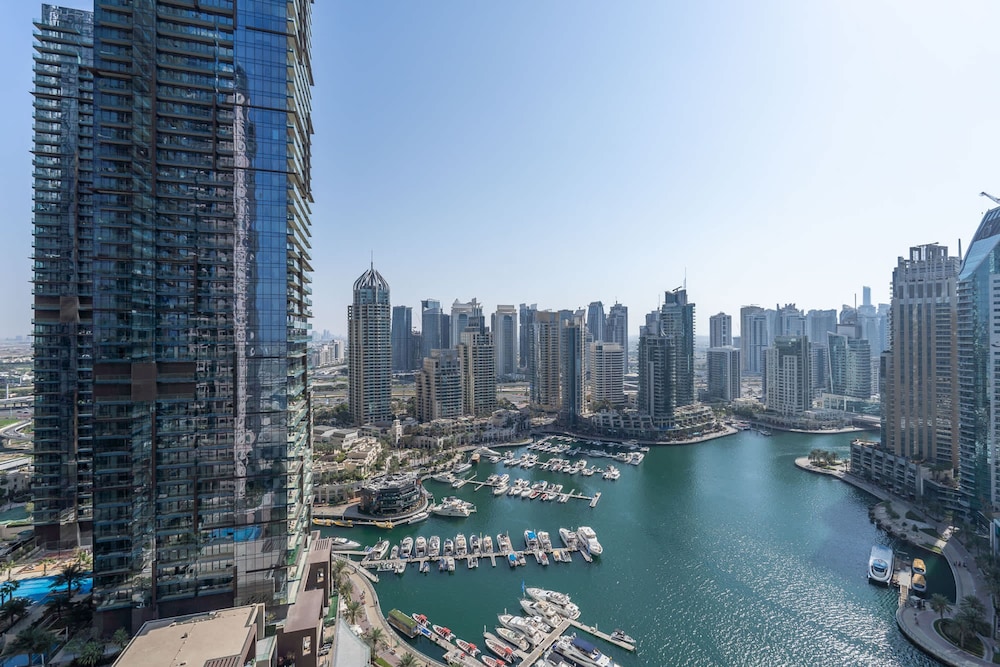 Marina Views and a 3 Bedroom Apartment in Dubai Marina