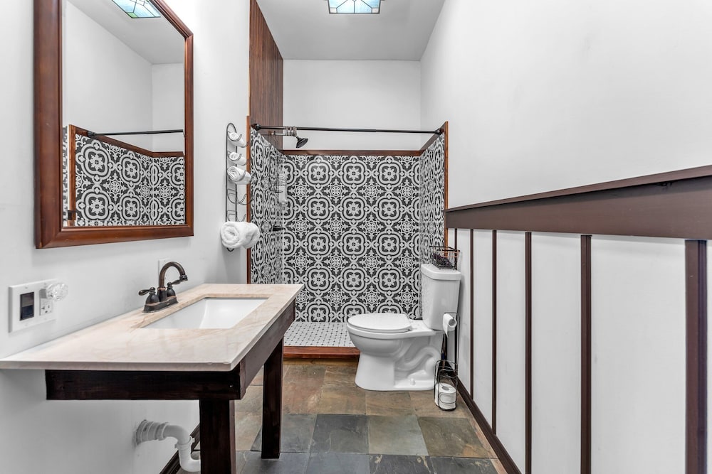 The Vines Retreat, Hot-tubs, Game Room, 10-mins to Downtown!