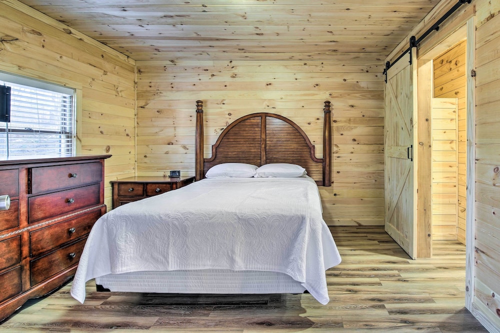 Pet-friendly Gatlinburg Cabin w/ Hot Tub!