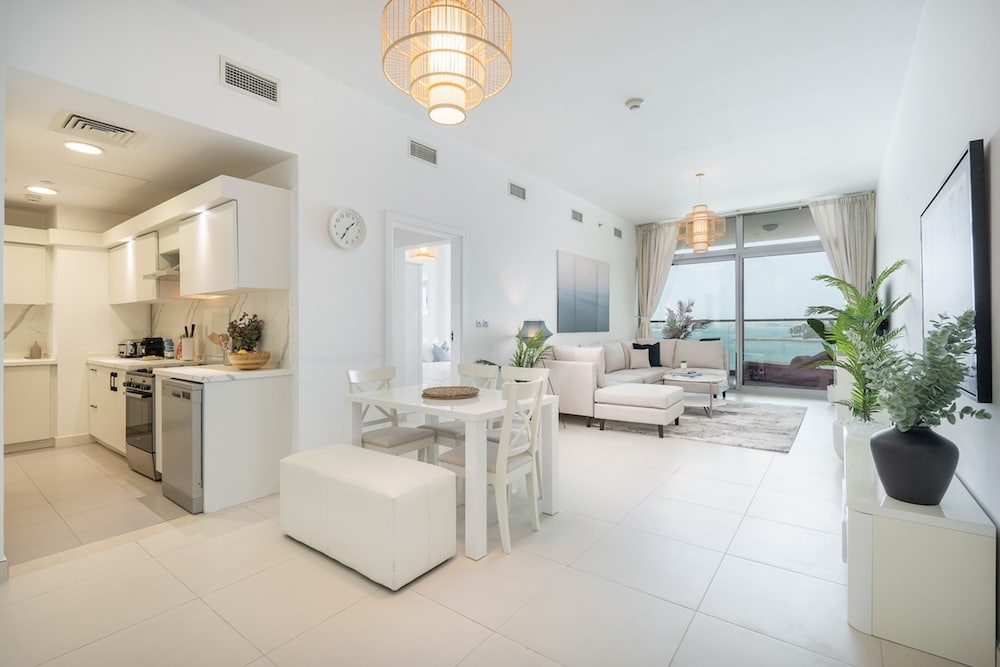 Peaceful and Airy 1-bedroom Apartment With the Palm Beach View