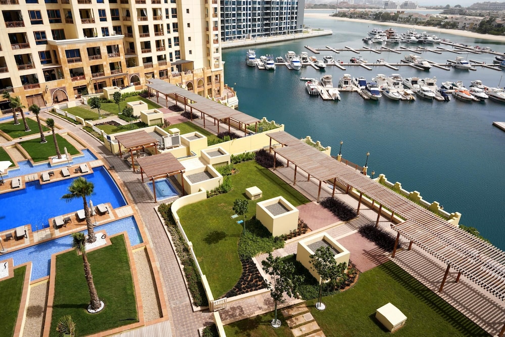 Exclusive Apt w Seafront Views Over Palm Jumeirah