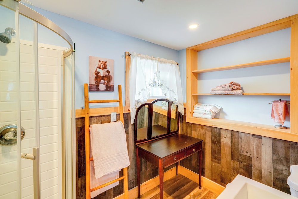 4 Mi to Dtwn Catskill: Mtn-view Home