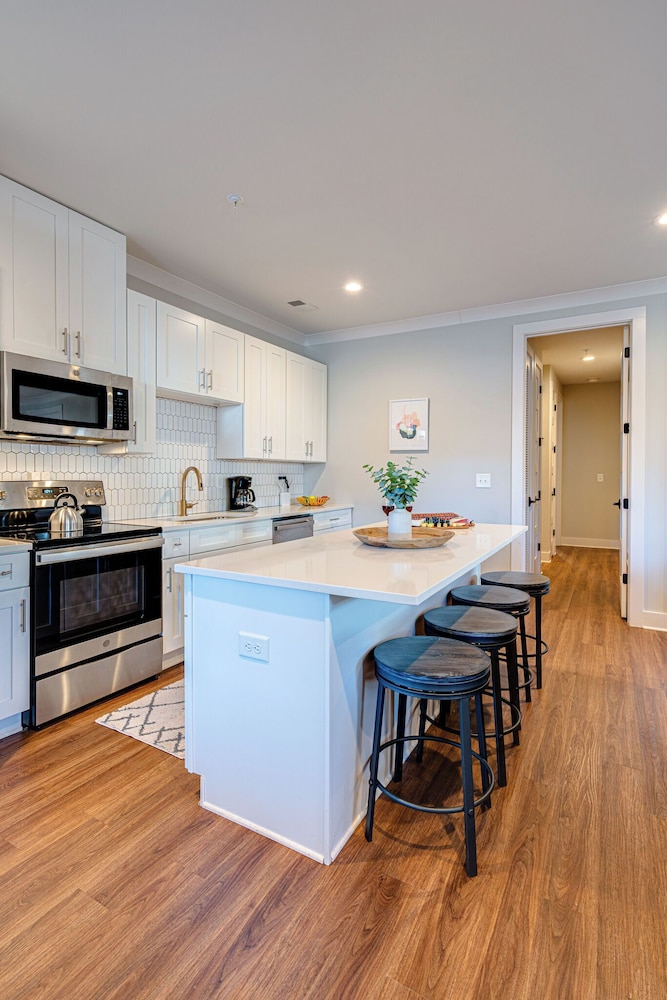 Mesmerize Melrose - Mins to Broadway - 2 Bedrooms