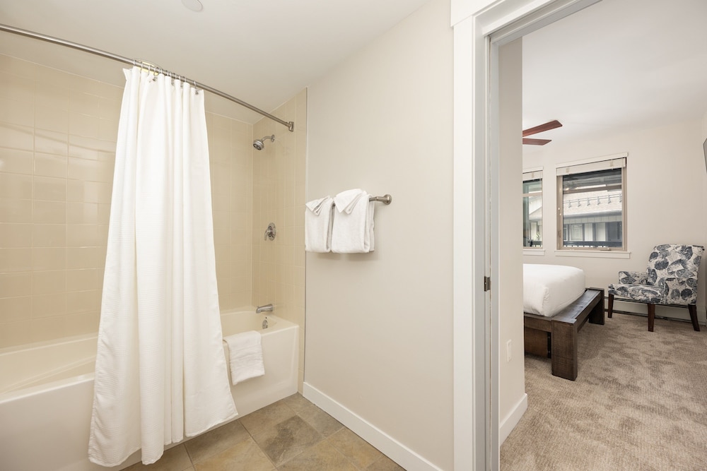Premium Unit 4663 - One Bedroom w/Full Kitchen - Fraser Crossing/Founders Pointe 1 Condo