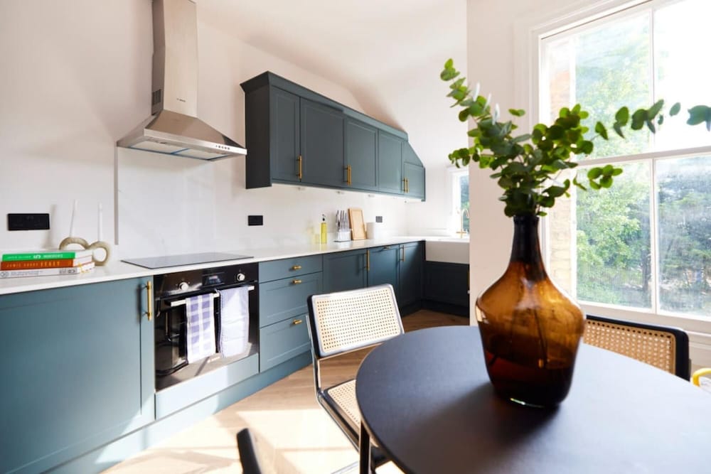 The Elmfield Road Wonder - Dazzling 2bdr Flat