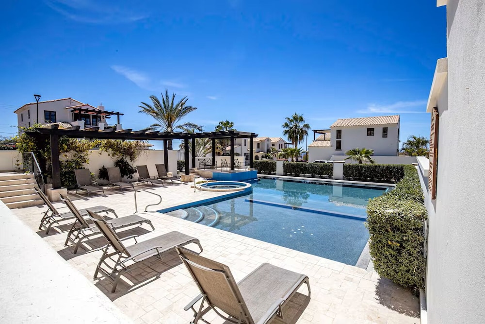 Family Home Private Garden and Jacuzzi