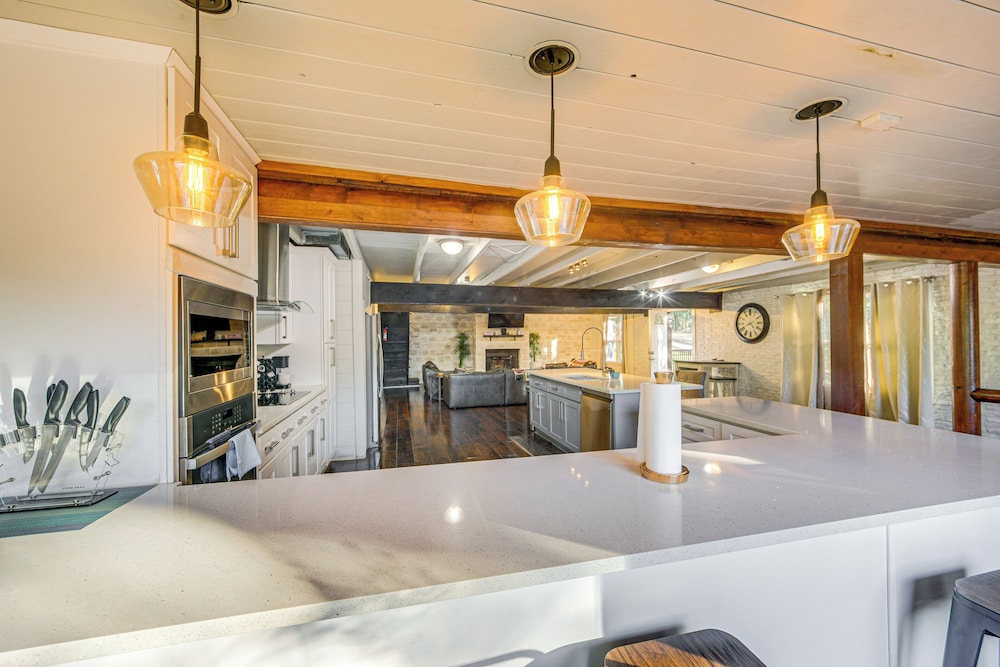 Game Room, Trails! 30-acre Lakefront Streetman Gem