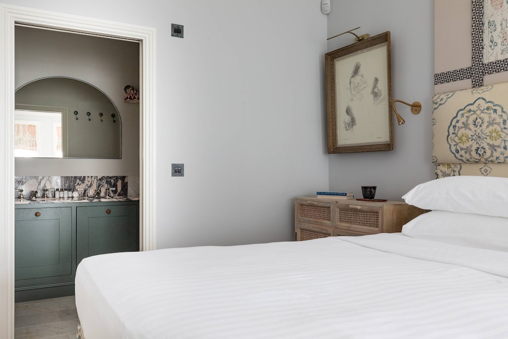 Ladbroke Gardens VII by Onefinestay