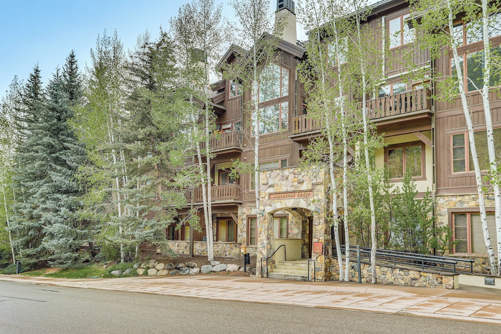 Walk to Lift: Arrowhead Ski Condo w/ Pool Access! view 4