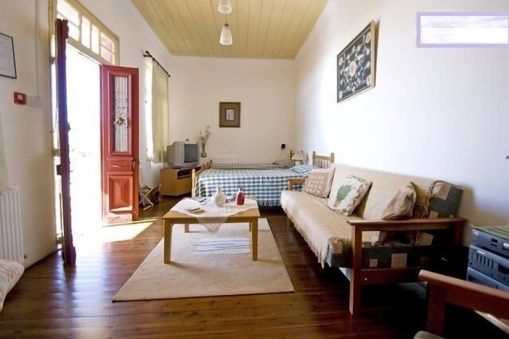 Vouni Lodge