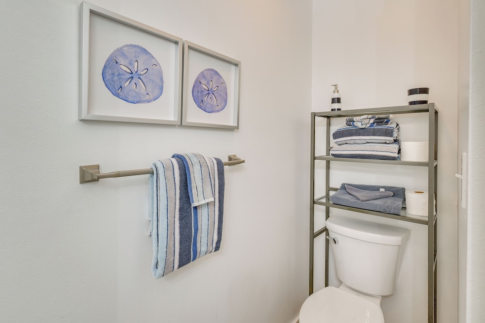 Walk to Sand! Modern Okaloosa Island Condo