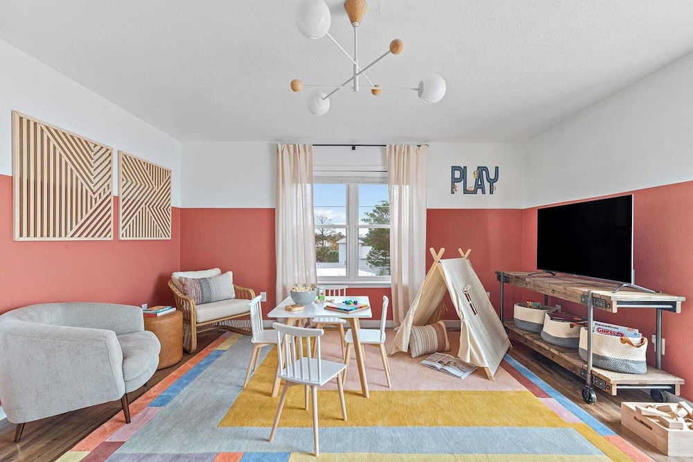 7bdr w/ Private Pool, Hot Tub, Fire Pit, Walk to Beach Tidal Wave by Avantstay