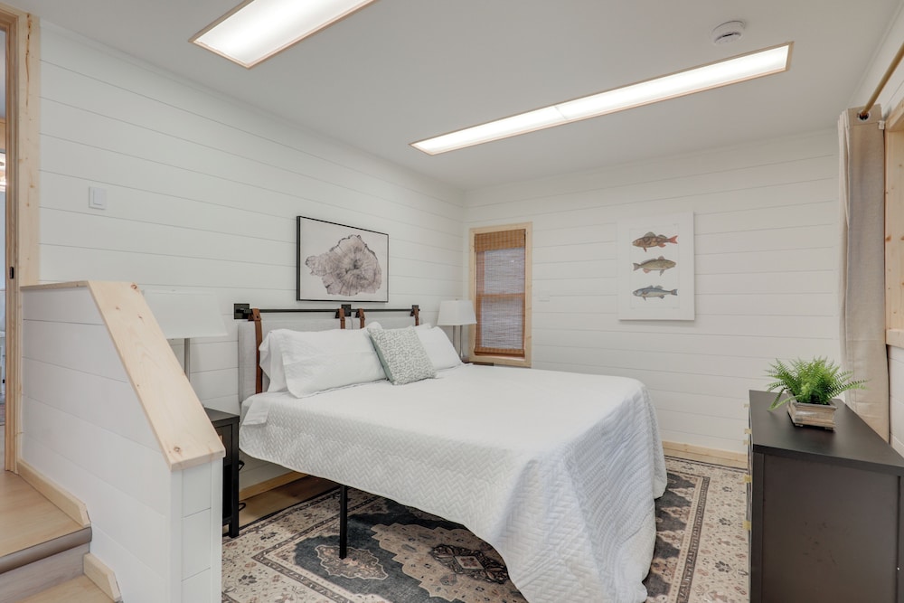 Snowmobile Trail On-site: Cozy Post Lake Retreat