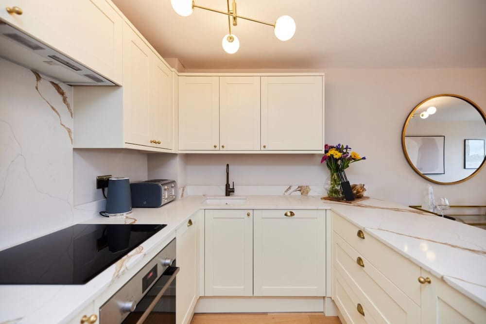 The Hyde Park Hideout - Beckoning 2bdr Flat