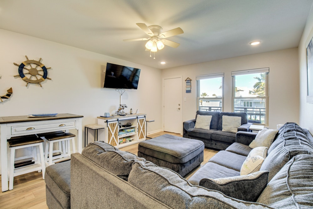 Steps to Sand: Breezy Port Aransas Condo!