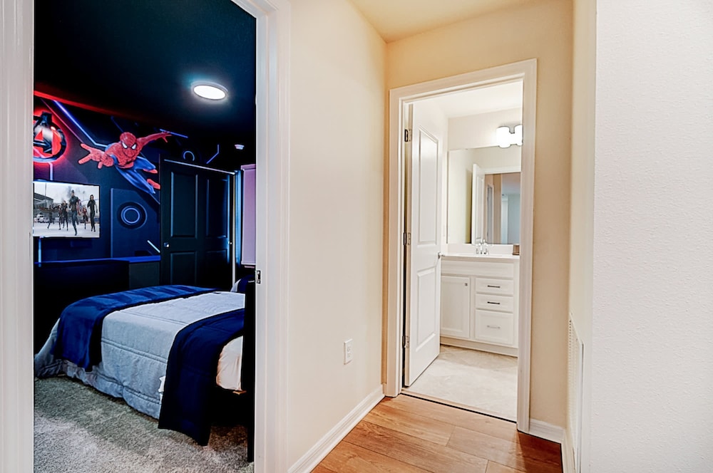 15807 Luxury 8 Bedroom Family Home With Game Room