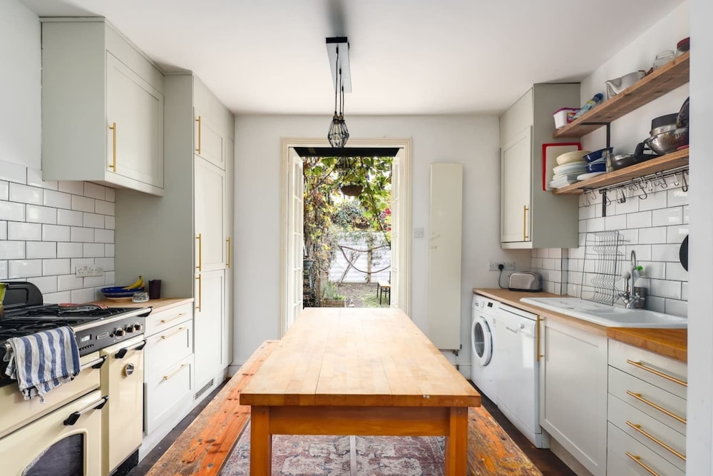 Gorgeous and Vibrant 3 Bedroom Apartment in London