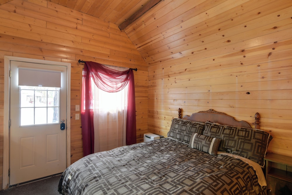 Walk to Trails & Butte Creek: Cozy Retreat w/ Deck