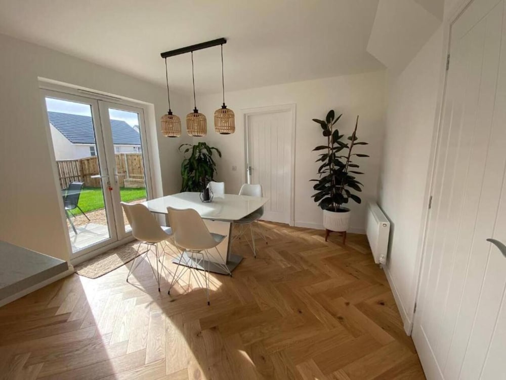 Beautiful 4 Bedroom 3 Beds House in Glasgow view 5