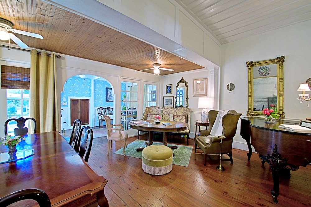 Chesnut Cottage Inn