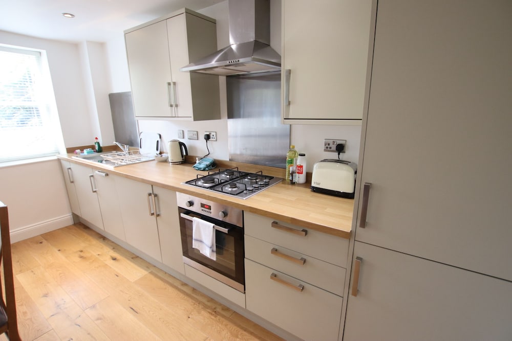 Charming Flat With Private Patio in Clifton view 5