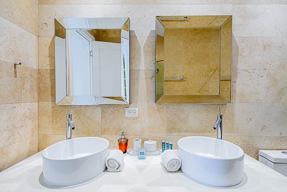 w Prestigious 1BR w Fantastic Balcony in YOO