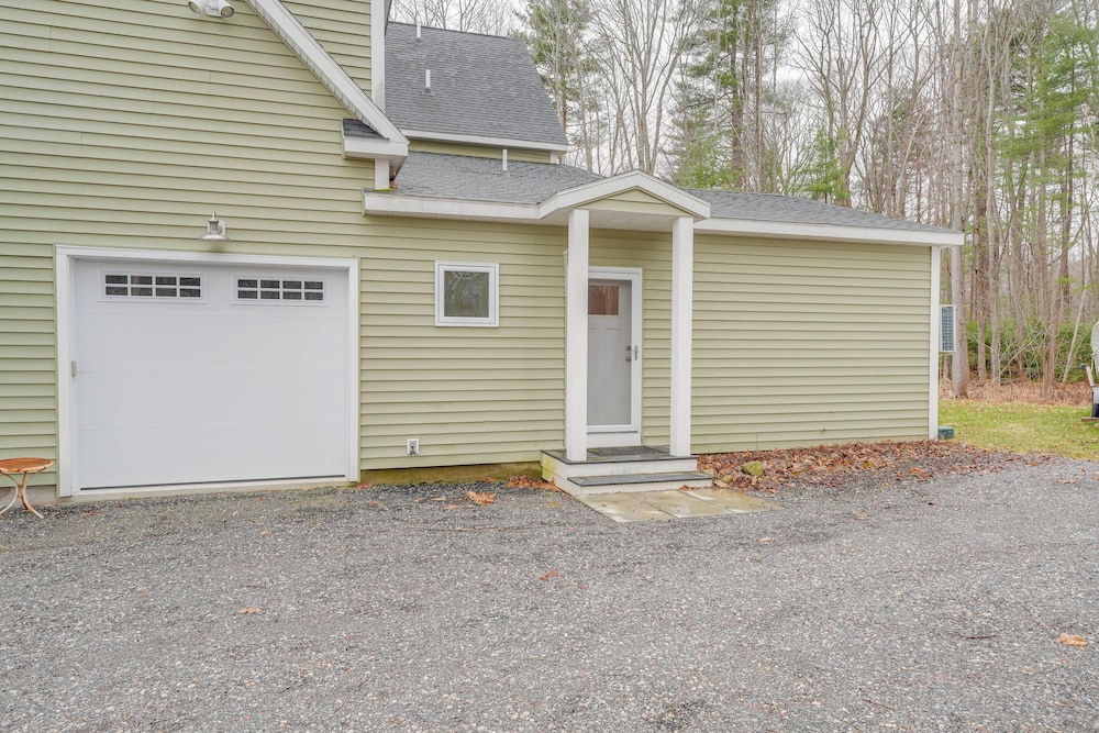 Near Portland trails: Walkable Apartment w/ Deck