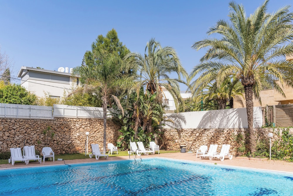 Modern Gem with Stunning Balcony by Sea N Rent