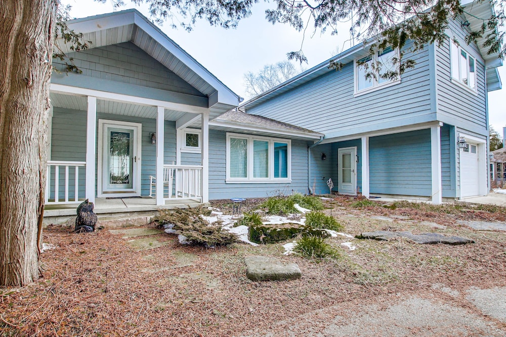 Lakefront Sturgeon Bay Retreat w/ Private Beach!