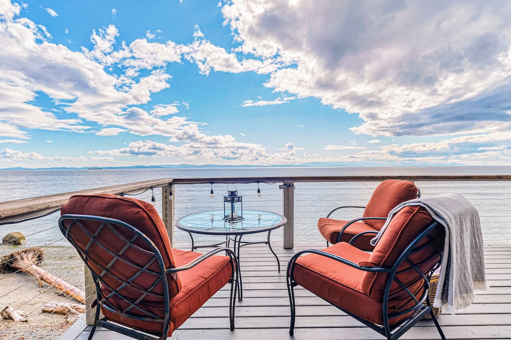 2 BR Beachfront Cottage w/ Grill & Expansive Deck