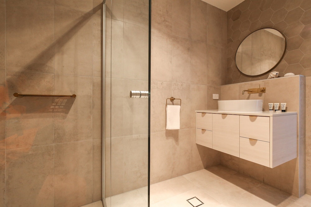 Elegantly Spacious 3-bed Unit Overlooking the Bay