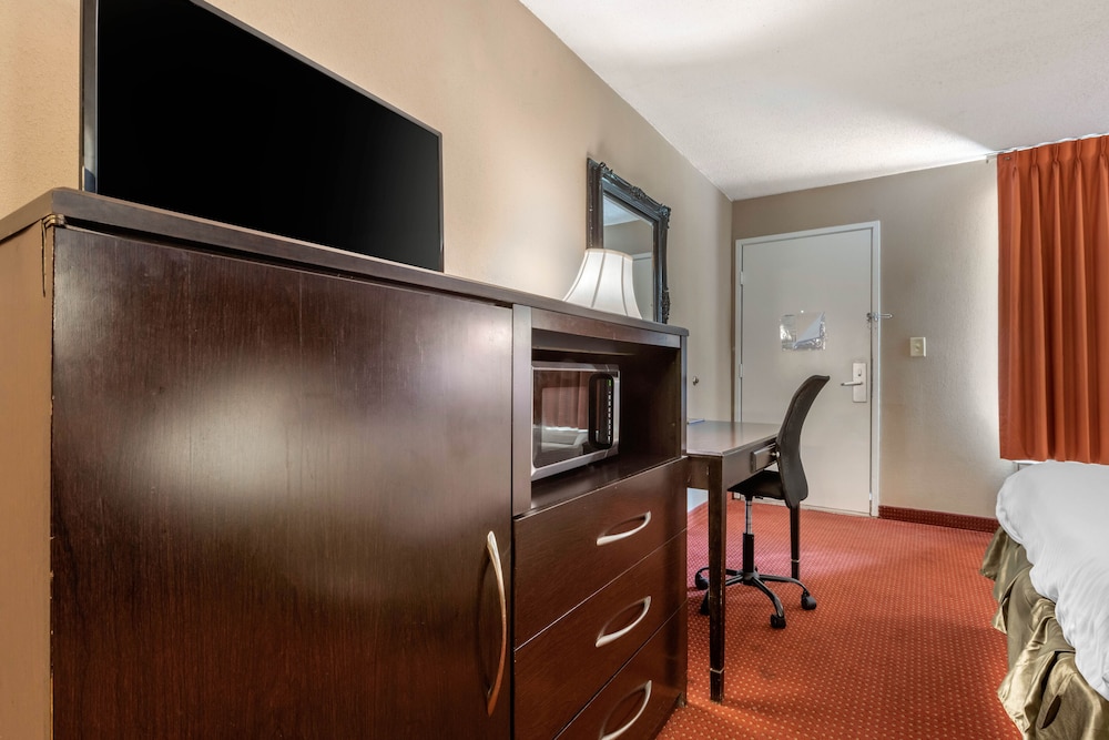 Lancaster Vacations - Rodeway Inn - Property Image 10