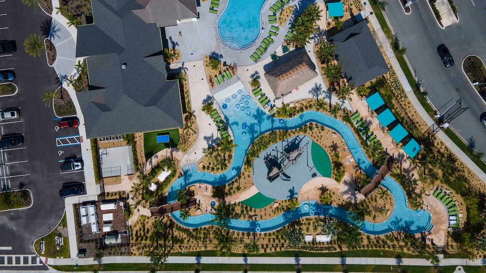 Stylish 4BR Pool Townhome Storey Lake