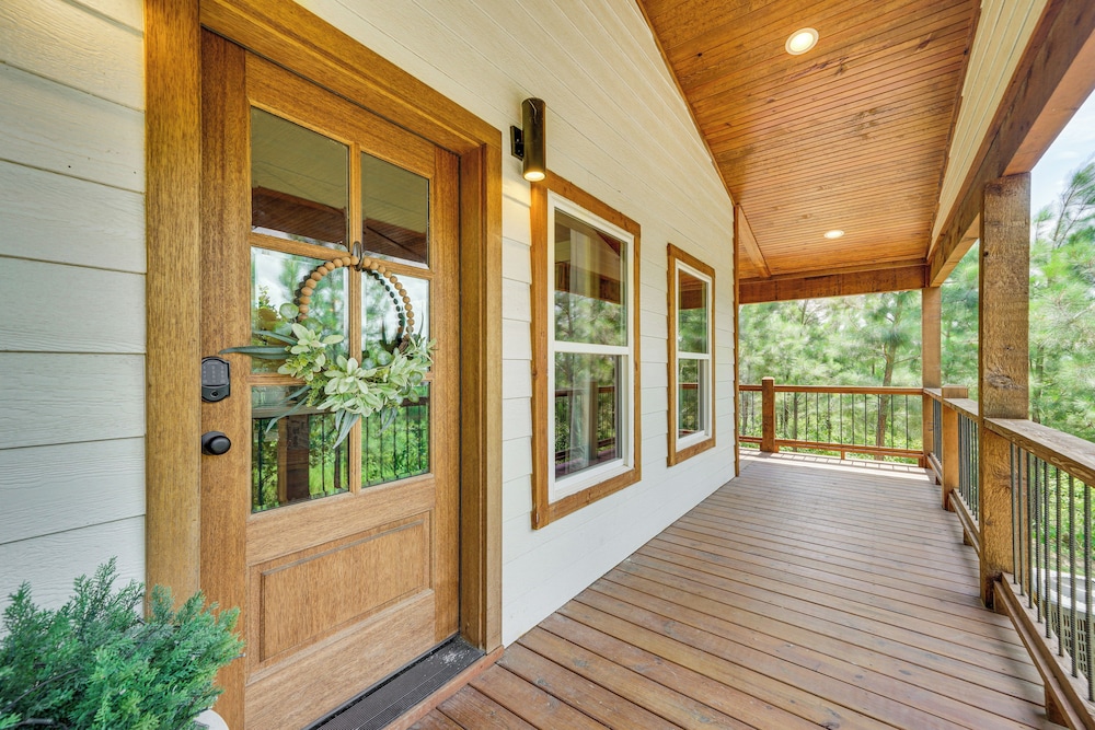 Tree-lined Broken Bow Studio Cabin w/ Hot Tub!