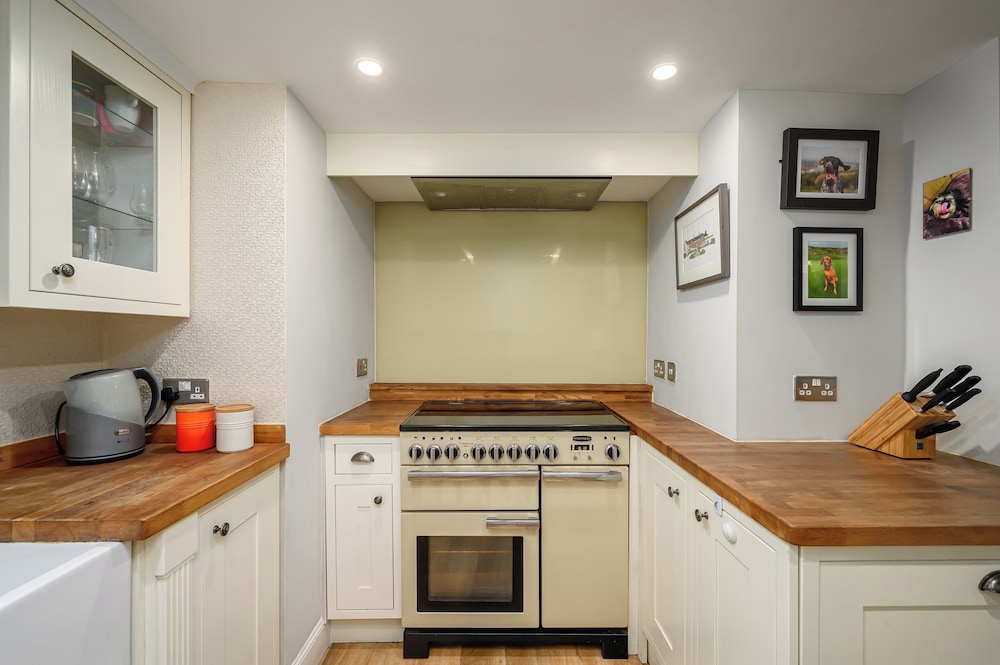 Elegant 3-Bedroom Flat in West End
