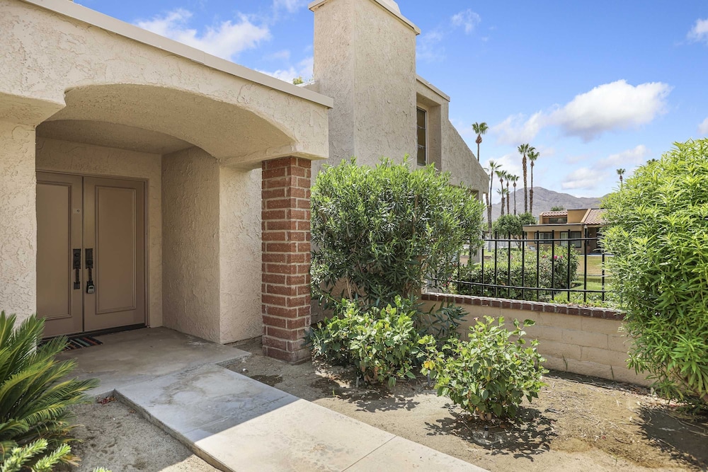 Spacious Single-story Condo With Golf Course Views